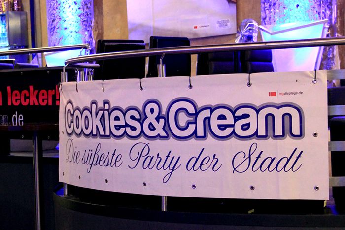 Bedrucktes Banner als Hinweisplane auf einem Event Vinyl-Werbebanner bedruckt mit Ihrem Wunschmotiv