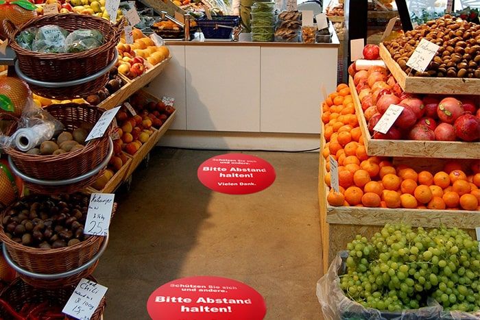 Klebefolien mit Motiv für Abstandszonen im Kassenbereich Klebefolie "Abstand halten" für Abstandszonen