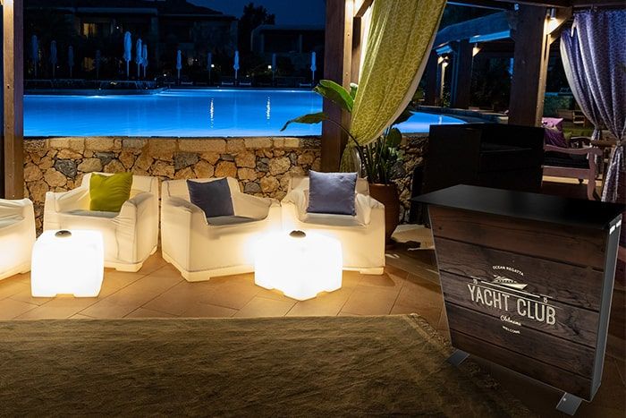 Auffällige LED-Theke für Messen & Events mit Wunschmotiv Beleuchtete Theke inkl. Digitaldruck für Messen & Events