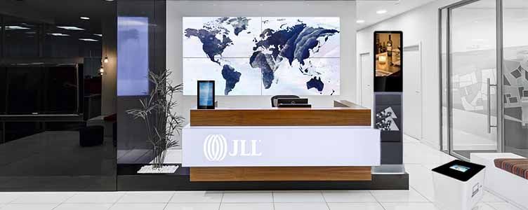 Digitale Werbesysteme können ideal an Empfangsbereichen positioniert werden Digital Signage Einsatzmöglichkeiten am Empfang in Hotels und Unternehmen