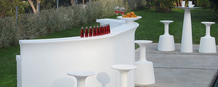 LED Eventmöbel von SLIDE werten jeden Außenbereich auf Open Air Event mit beleuchteter Outdoor Möbel von SLIDE.
