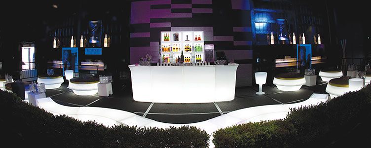 Beleuchtete Lounge Möbel sind absolute Hingucker, besonders im Abendbereich Elegante Loungemöbel mit LED-Beleuchtung für Ihre Marketing-Events.