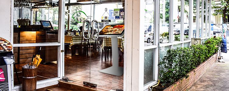 Gastro Werbung kann sowohl digital als auch gedruckt überzeugen Digitale Restaurantwerbung kombiniert mit klassischen Printprodukten wie Beachflag