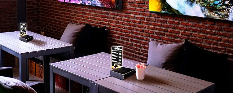 Digitale Menükartenhalter präsentieren Ihre Karte und laden das Handy auf Akzente setzen im Restaurant oder Café mit Menükartenhalter mit Powerbank