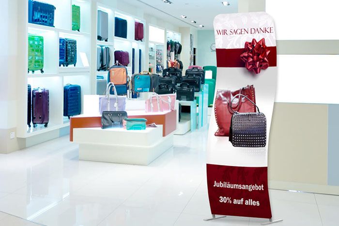 Zip-Textil Display mit Wunschdruck auf Stoff und Rollkoffer Vollflächig bedrucktes Zip-Textil Display